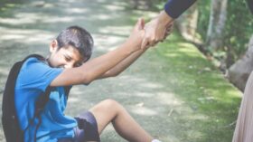 泣き叫ぶ子供をひきずって連れて行った場所とは…のアイキャッチ画像